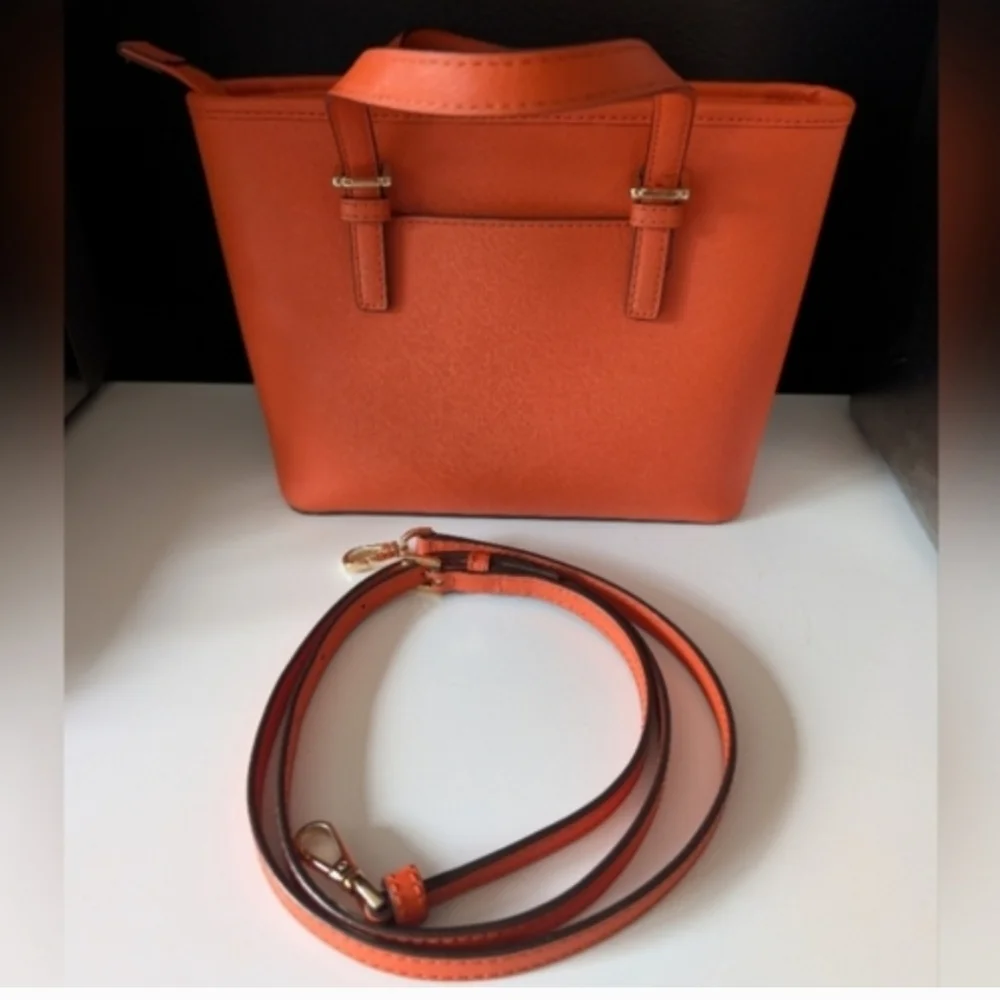 Michael Kors Shoulder Bag in Pumpkin Saffiano Leather - Picture 2 of 6